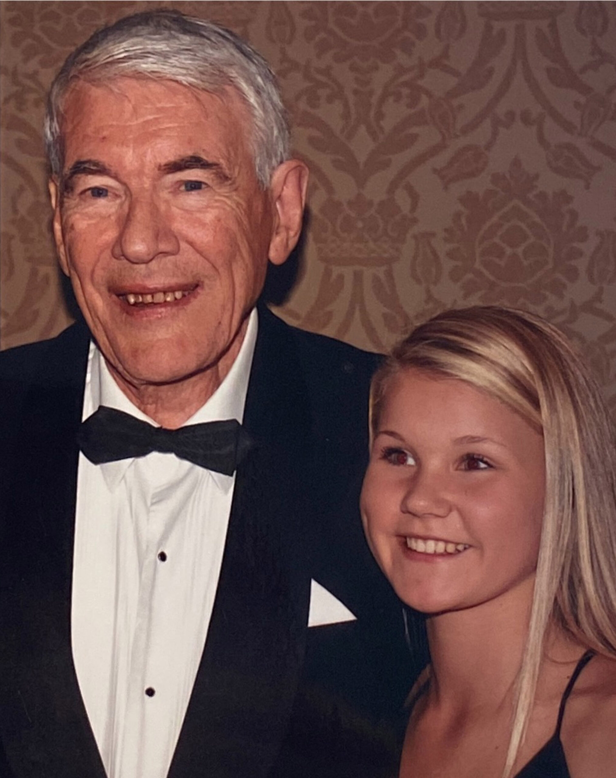 Nora med bestefar og gründer Odd Leikvoll