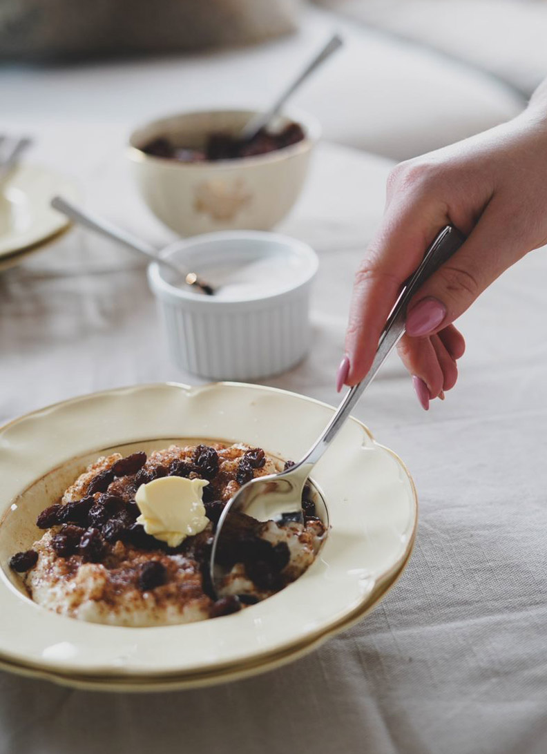 Ramona grøtsett dekket bord