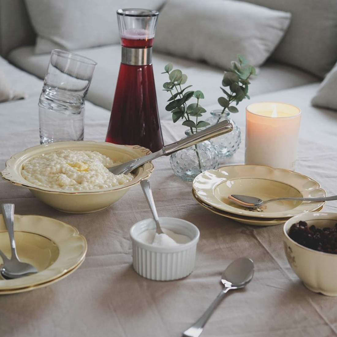 Ramona grøtsett, dekket bord